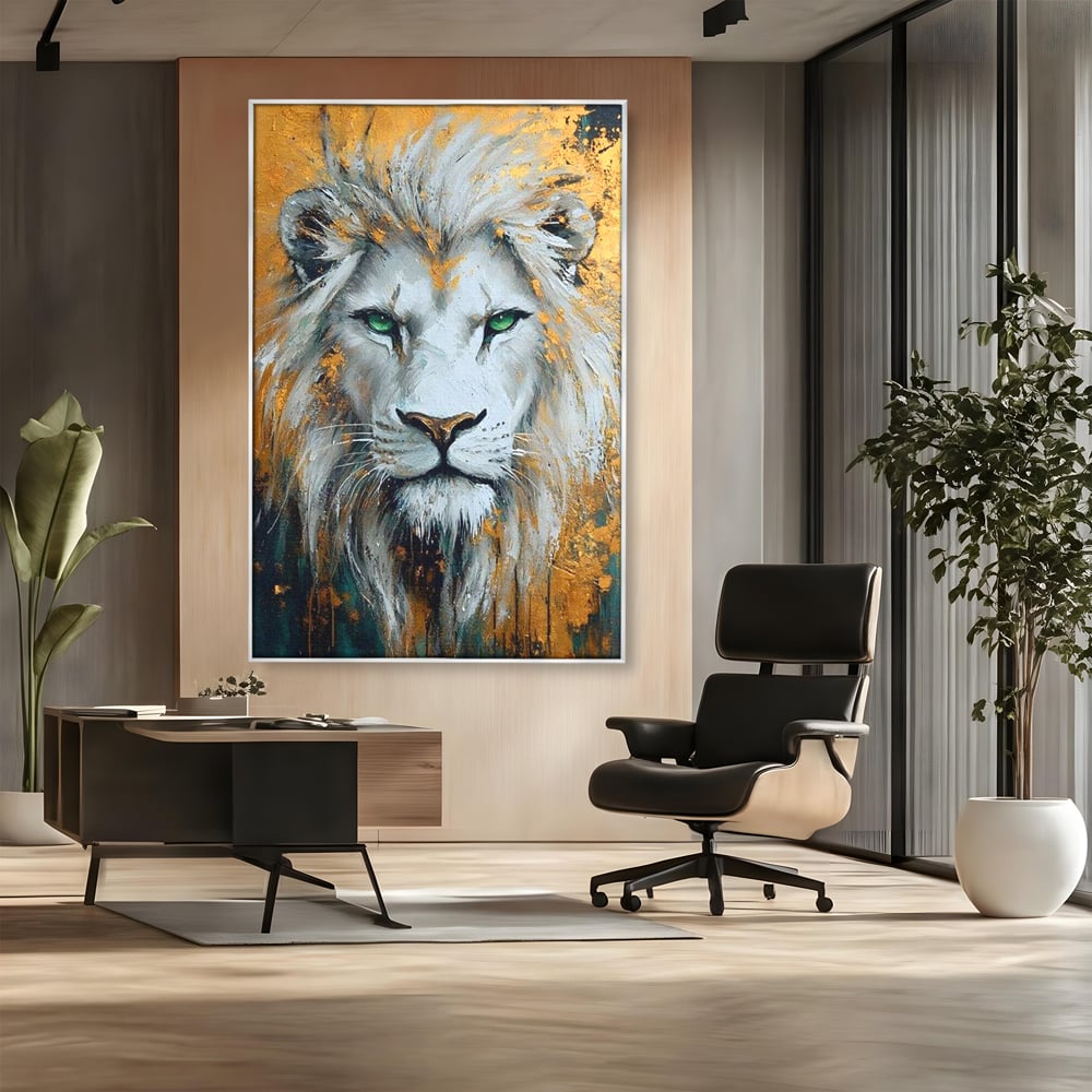 Tablou canvas cu tablou canvas cu leu alb si ochi verzi, in rama de aluminiu argintiu, pe perete intr-un birou